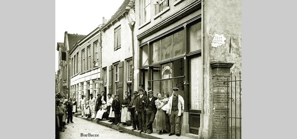 Bewoners van de Barlheze voor slagerij Dormits, met het hek van de vismarkt uiterst rechts ca. 1905.